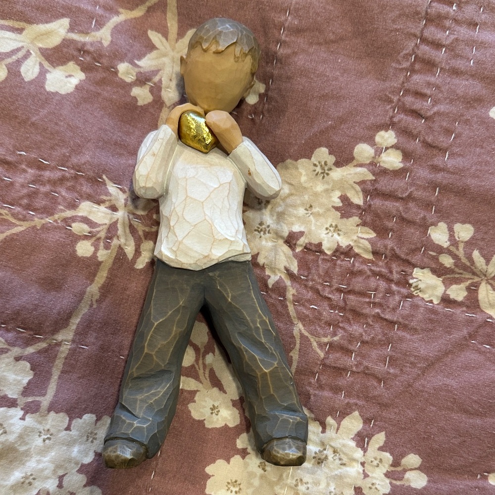Willow Tree Heartfelt Figurine with Gold Heart